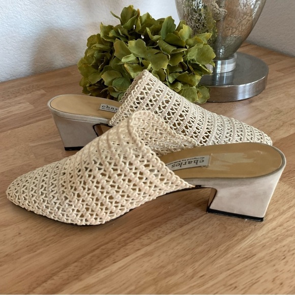 Charles David's Mid heel Open Heel Cream Baige
Cream Mules Size 6.5 - Picture 4 of 7